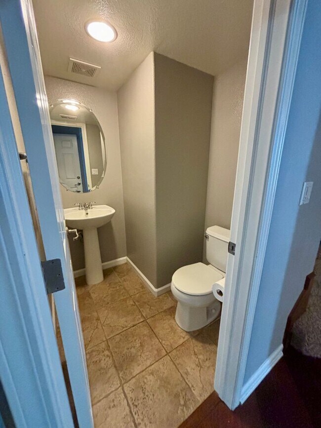 Foto del edificio - Beautiful Natomas 3/2.5 Home (Please Read Entire Marketing Ad for Viewings)