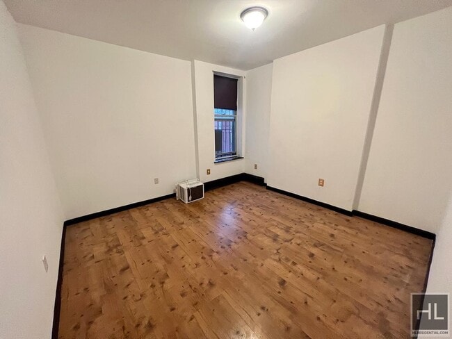 Building Photo - Top Floor w/ In Unit Laundry, Unique Layou...