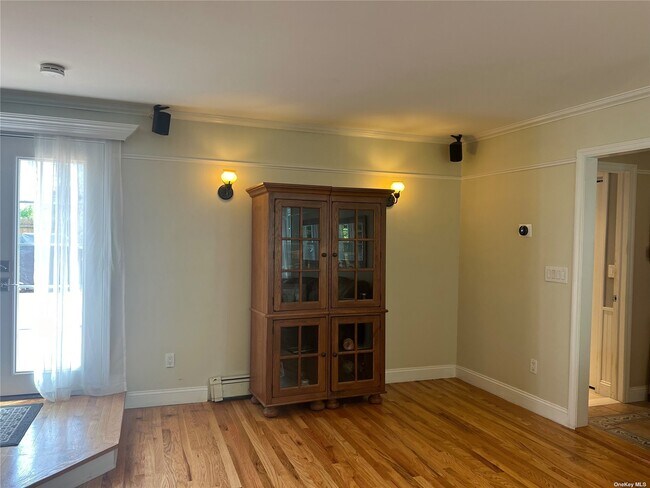 Building Photo - 11 Bayport Rd