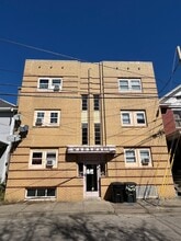 Building Photo - 1402 Lee St E