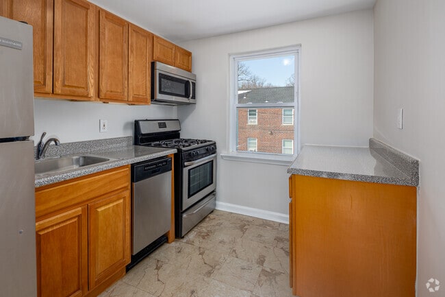 1BR, 1BA - 507SF - Kitchen - Montclair Court Apartments