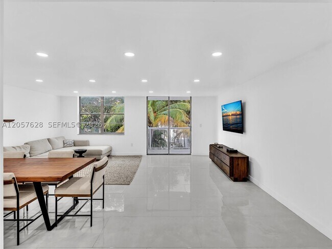 Foto del edificio - 10000 W Bay Harbor Dr