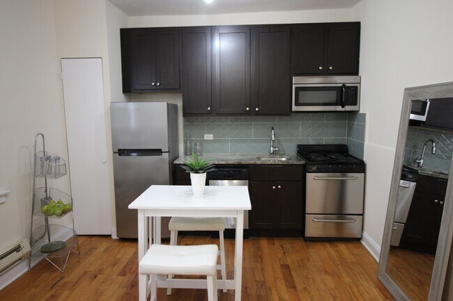 Foto del edificio - 1210 W Granville Ave