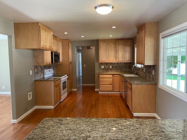 Building Photo - 1570 Camille Ct