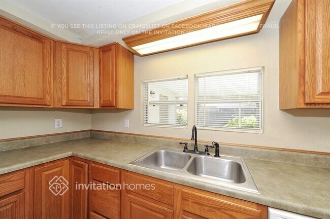 Building Photo - 3910 Glissade Dr