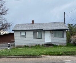 Building Photo - 818 E Logan St