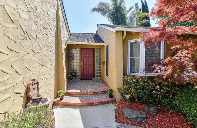 Building Photo - 334 Los Pinos Way
