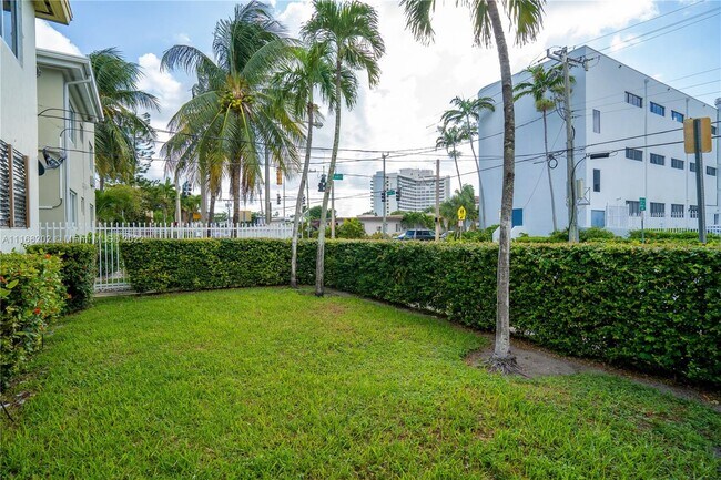 Foto del edificio - 7711 Dickens Ave