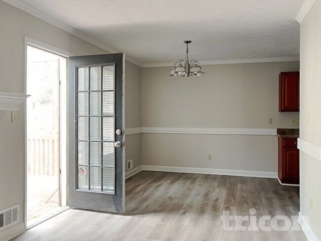 Building Photo - 605 Lake Dr SW