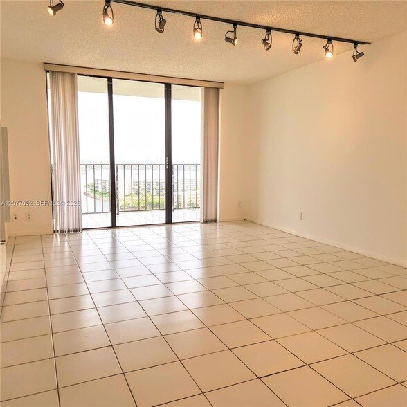 Foto del edificio - 18151 NE 31st Ct