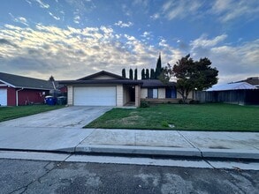 Building Photo - 112 Holiday Way