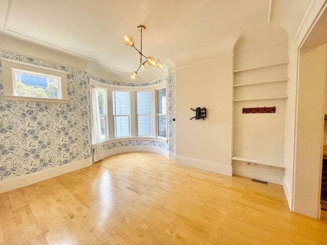 Building Photo - Super Charming NOPA Condo! Parking! Laundr...