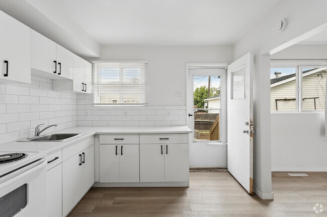 2BR, 1BA - 850SF - Kitchen - Wedgewood Townhomes