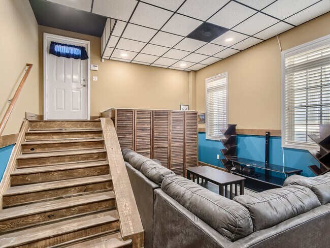 Building Photo - 6971 Sunnywood Dr