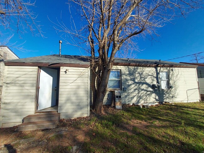 Building Photo - 3 bedroom 1 bath