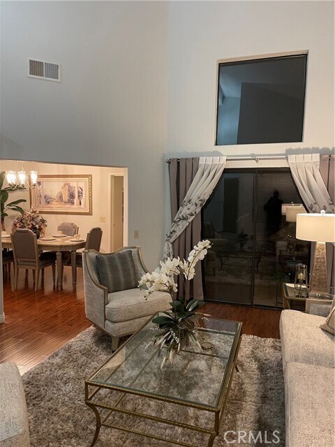 Foto del edificio - 6158 Sevenoaks St