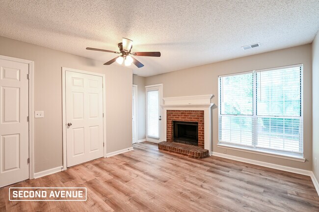 Building Photo - 2411 Windridge Dr NE