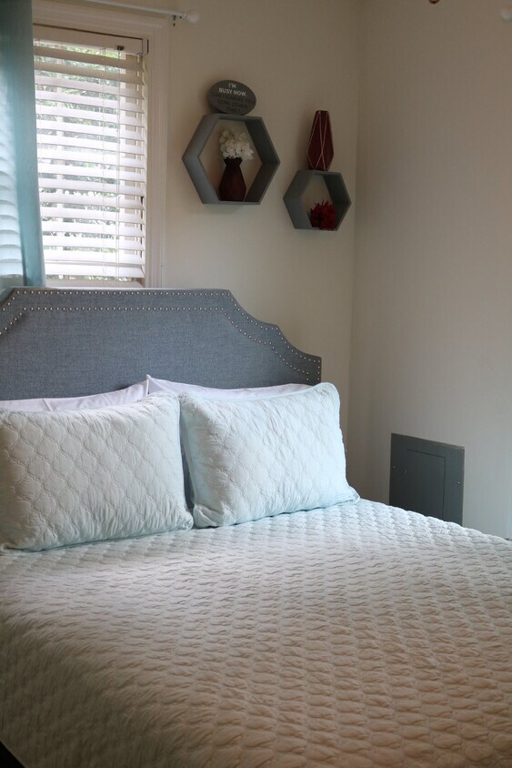 Foto principal - "Charming Furnished 2-Bedroom Home in Colu...