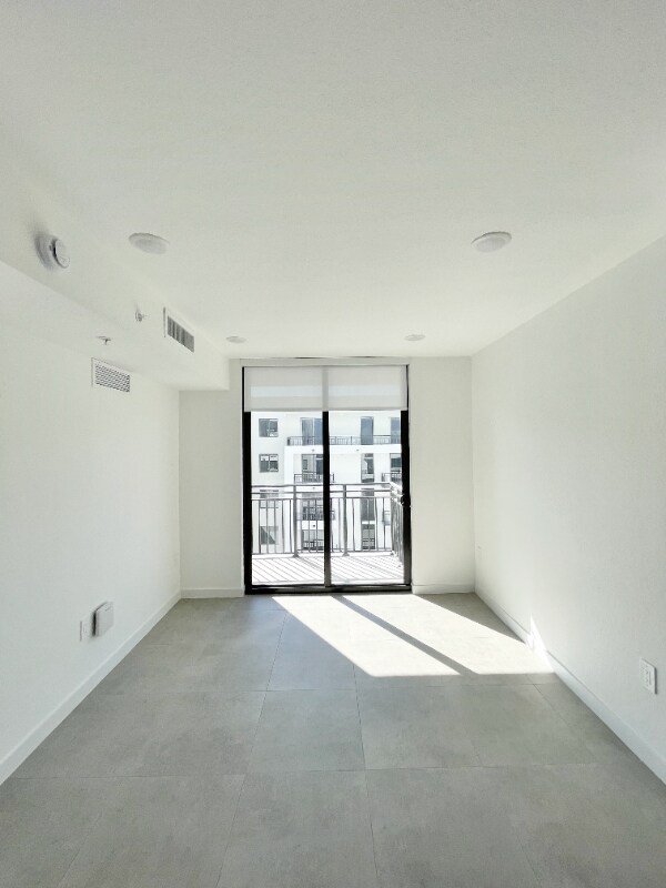 Building Photo - 1940 Van Buren St