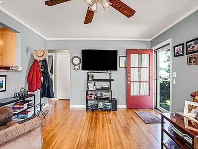 Building Photo - Charming 2 bed, 1 bath with BONUS 3rd room