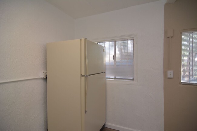 Building Photo - Charming 1 Bedroom 1 Bath Duplex! Great Ce...