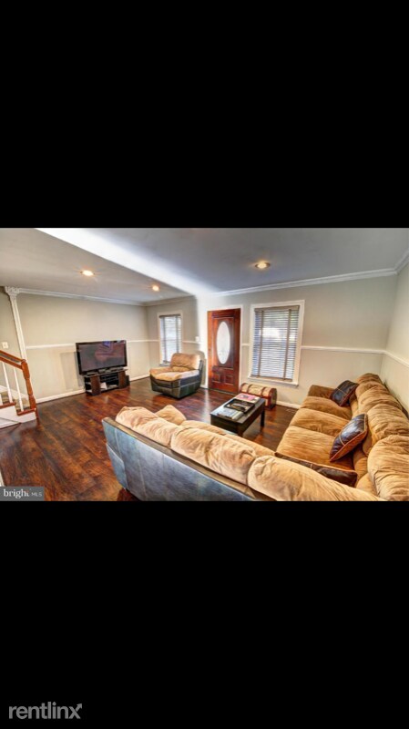 Foto del edificio - 3 br, 1.5 bath Townhome - 218 N Sterling Blvd
