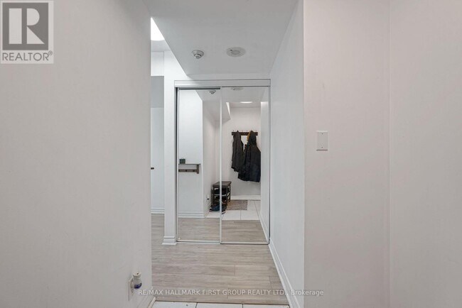 Photo du bâtiment - 33 Elm Dr W