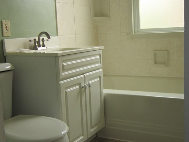 Building Photo - Charming 2 Bedroom 1 Bathroom in Lincoln Neighborhood