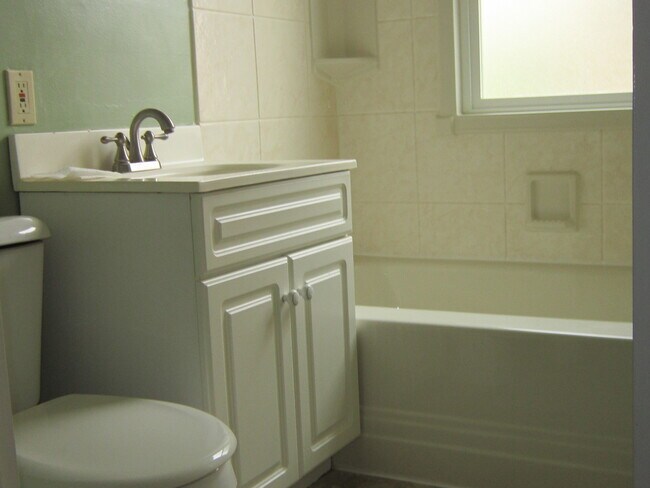 Foto del edificio - Charming 2 Bedroom 1 Bathroom in Lincoln Neighborhood