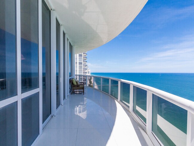 Foto del edificio - 15811 Collins Ave