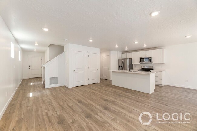 Foto del edificio - Gorgeous Row End Townhome in Lehi!