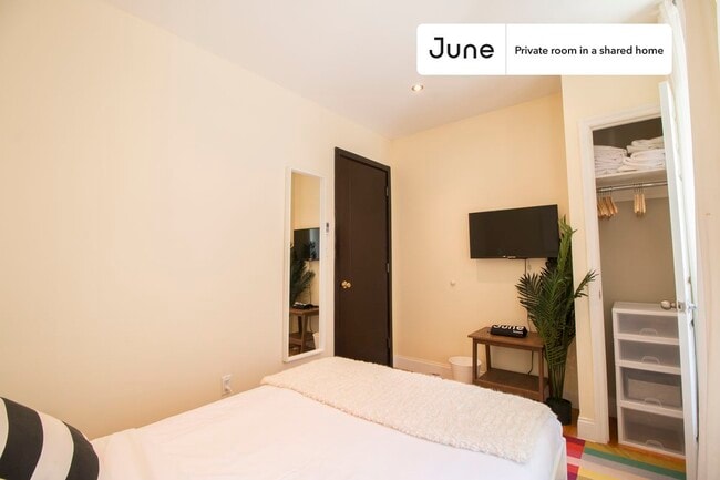 Building Photo - Room in Shared 5 bed/2 bath home