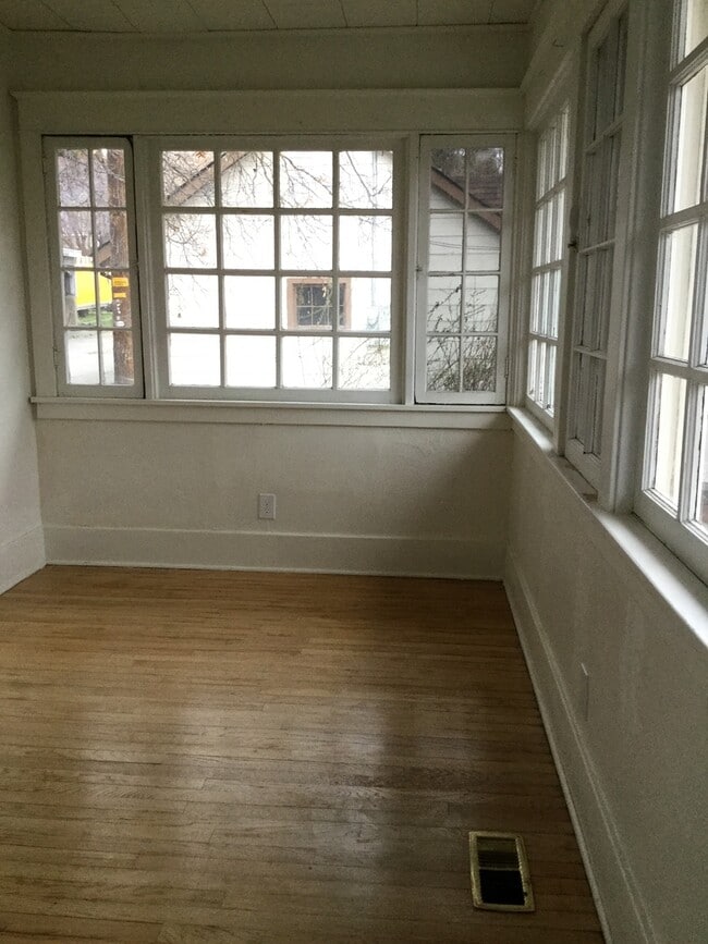 Building Photo - 3 bed/1 bath house