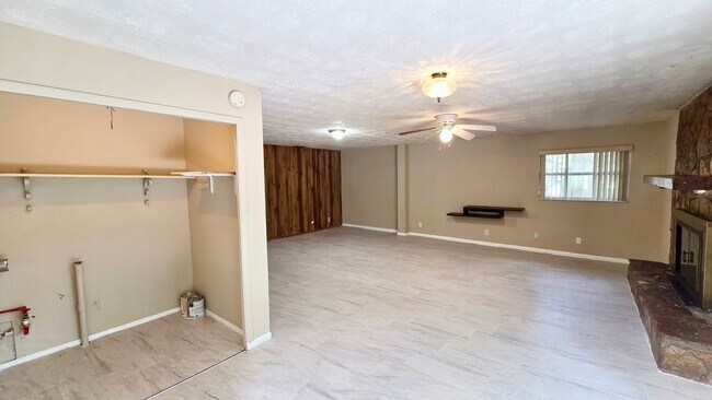 Building Photo - 4447 Melvin Cir W