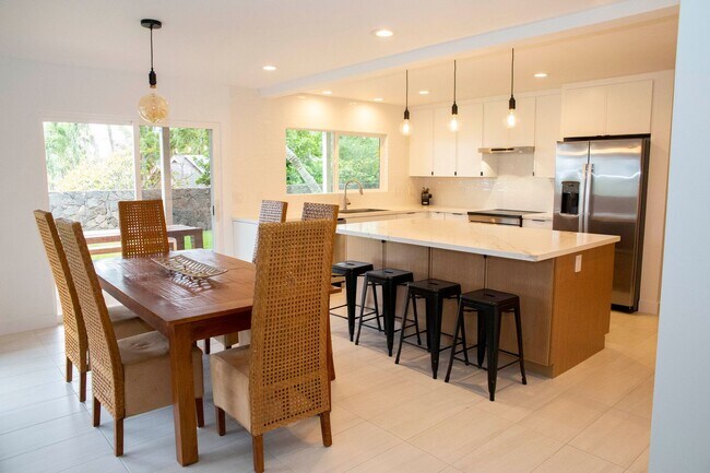 Foto del edificio - Beautifully Appointed Fully Furnished 4 bedroom/3 bathroom Kuau BayView House w/ Ocean views