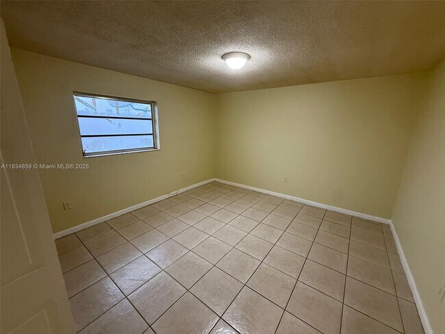 Foto del edificio - 1225 W 30th St