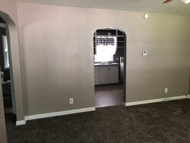 Building Photo - 2 bed 1 bath duplex