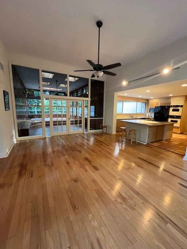 Building Photo - Beautiful pool home in Millhopper Forest