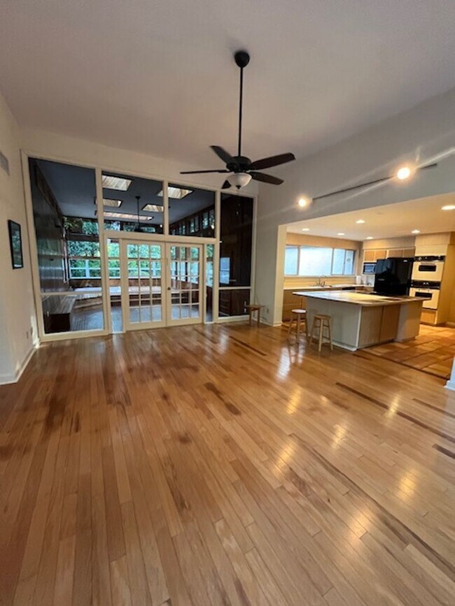 Foto del edificio - Beautiful pool home in Millhopper Forest