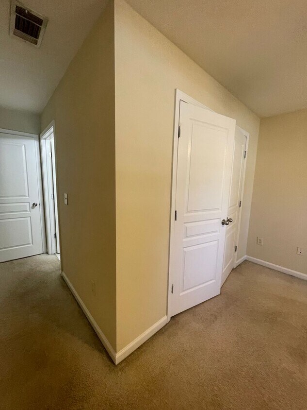 Foto del edificio - Two Bedrooms Available in this Three Bedroom Flat, Male Applicants!