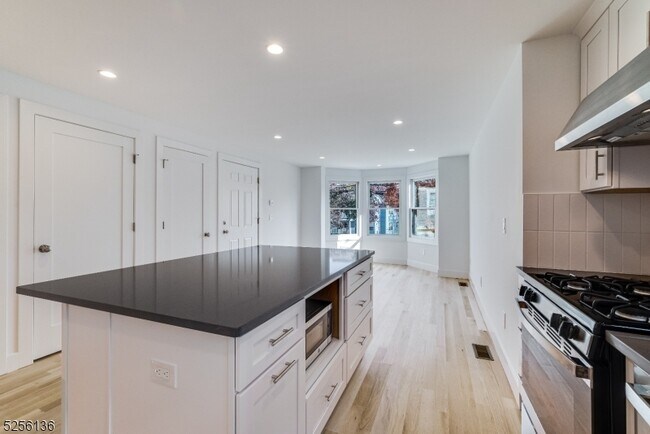 Building Photo - 30 St Lukes Pl