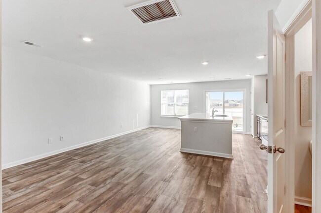 Building Photo - 700 Hilchot Dr