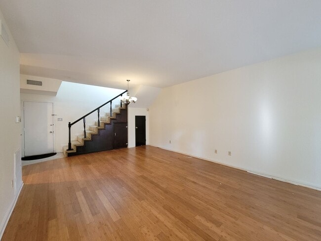 Foto del edificio - BEAUTIFUL UPDATED 2 BEDROOM 2 BATH CONDO. ...