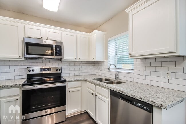 Building Photo - 126 Kellyn Oaks Dr