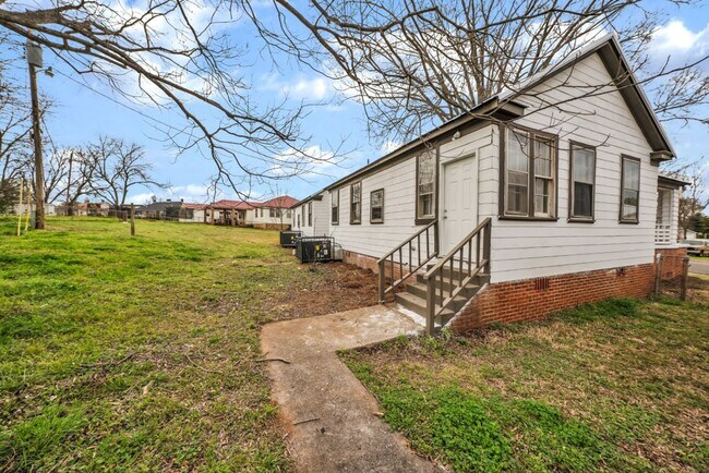 Foto del edificio - Spacious 2-Bedroom Duplex in Talladega – M...