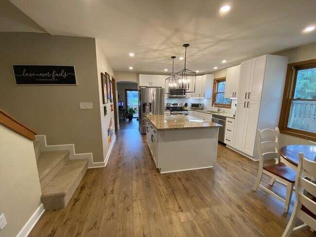 Kitchen - 637 W Briarknoll Ct