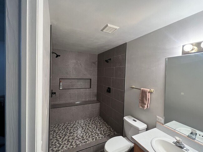 Foto del edificio - Gorgeous Roomy Home in The Cove!