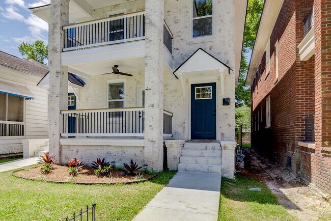 Building Photo - Townhome Close To Downtown..Available NOW!!!