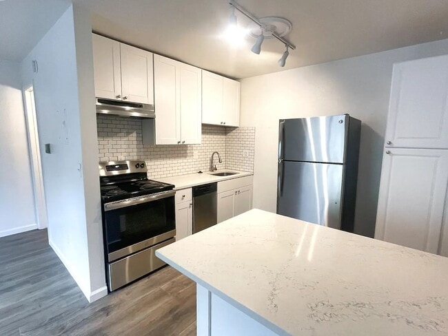 Building Photo - 1 Bedroom Apartment with Carport on Canyon Blvd