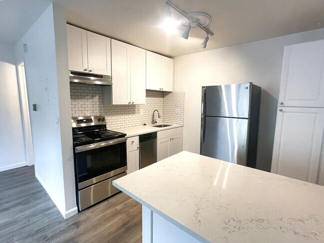 Foto del edificio - 1 Bedroom Apartment with Carport on Canyon Blvd